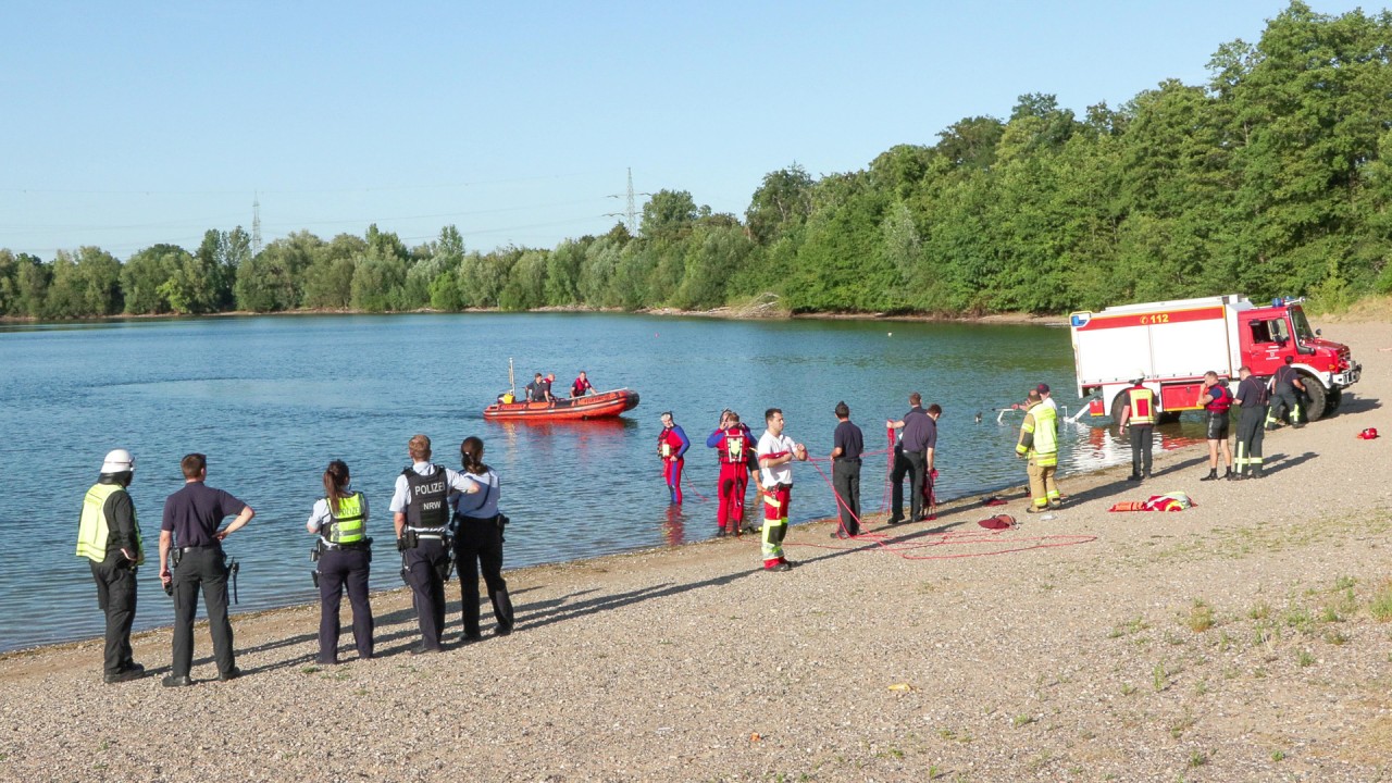 Am Samstag, den 16.07.2022 gegen 17:50 Uhr, wurde die Leitstelle der Feuerwehr Leverkusen über eine leblose Person im Hitdorfer See informiert. Es bekann eine großangelegte Suche. 