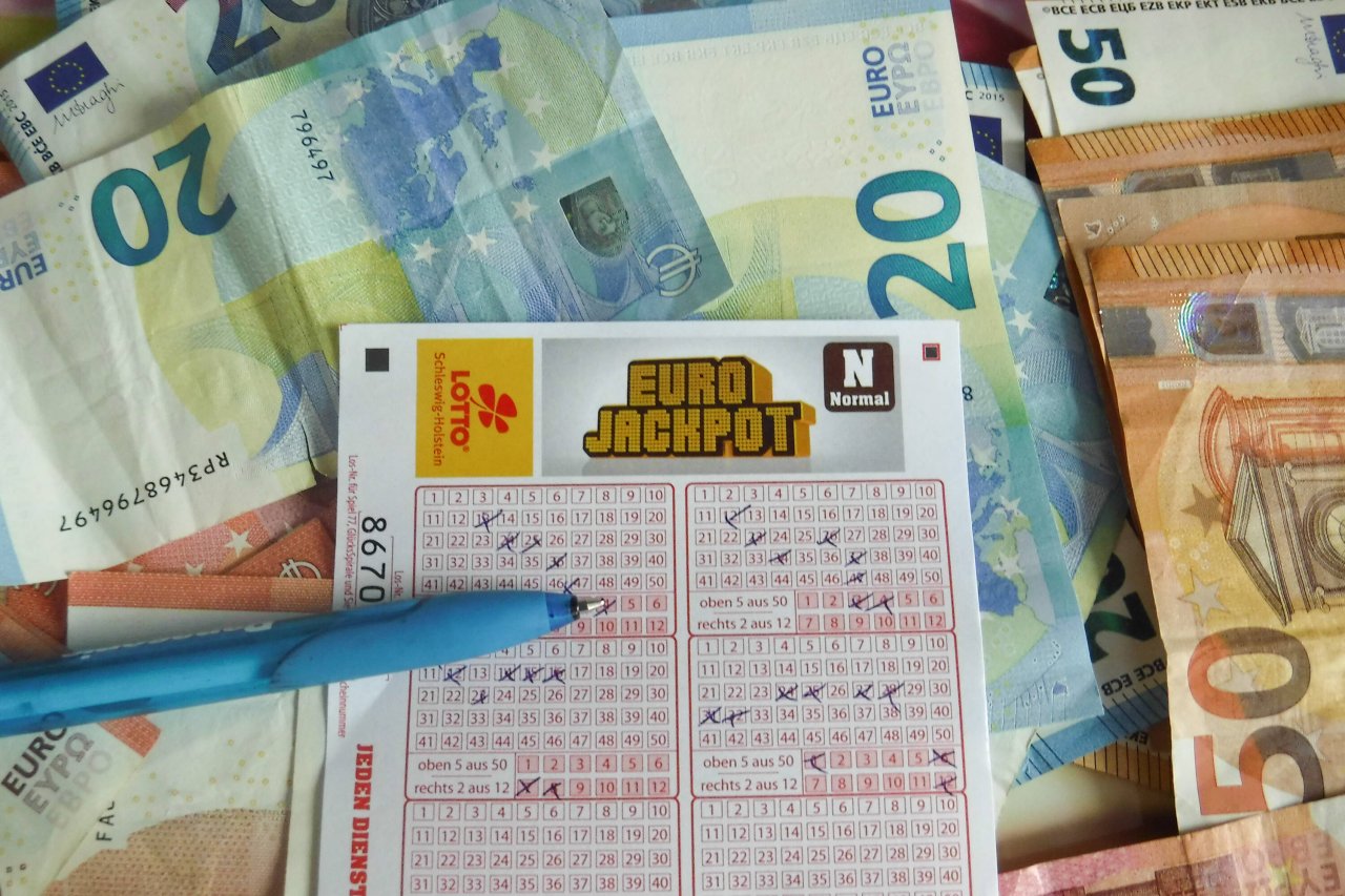 Eine Millionen im Lotto versüßten einem Mann den Tag. Doch was er dann tat, ist irre! (Symbolbild)