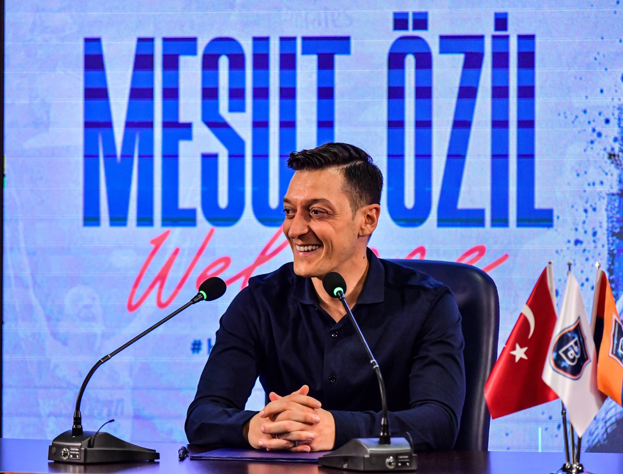 Mesut Özil bei seiner Präsentation. 