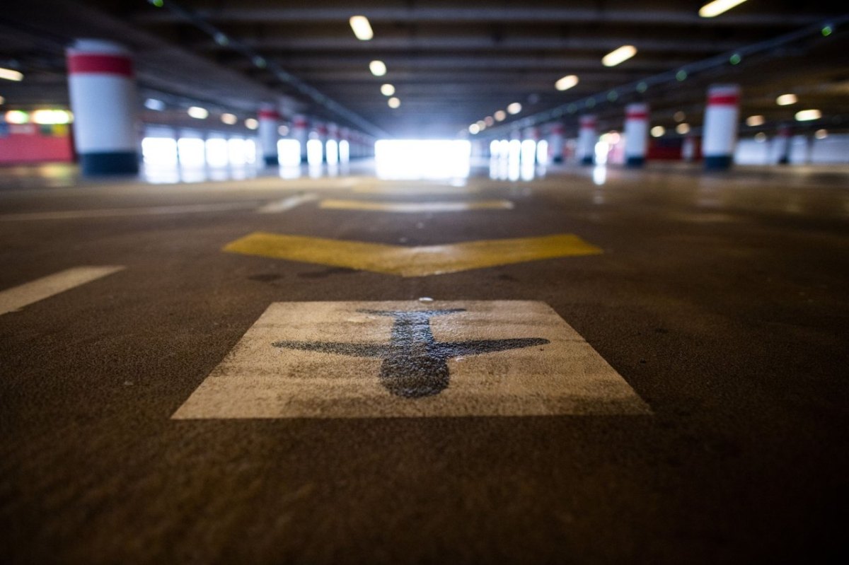 Parkdeck in einem Flughafenparkhaus