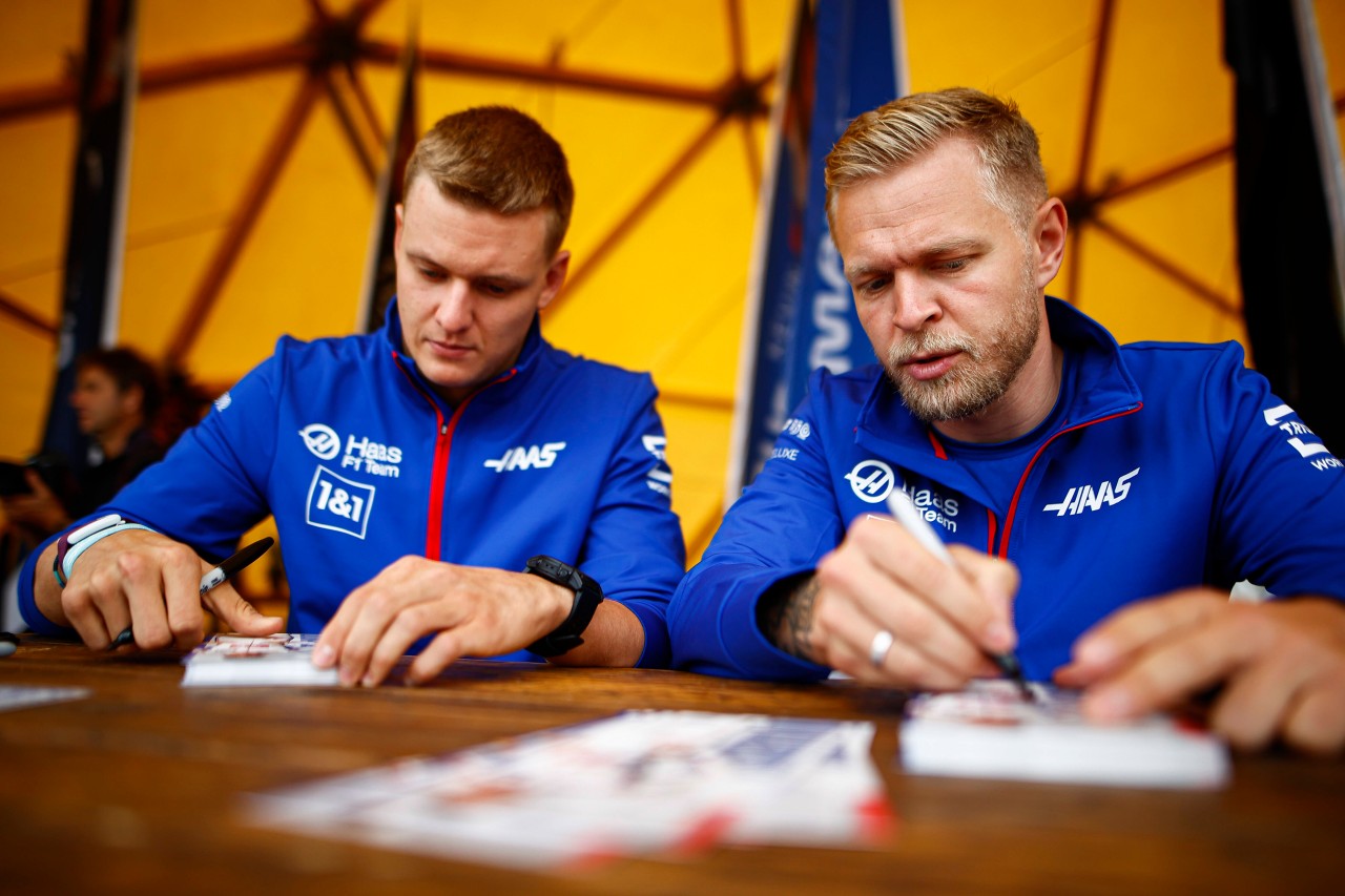 Mick Schumacher (l.) hätte sich mehr Hilfe von Teamkollege Kevin Magnussen (r.) gewünscht.