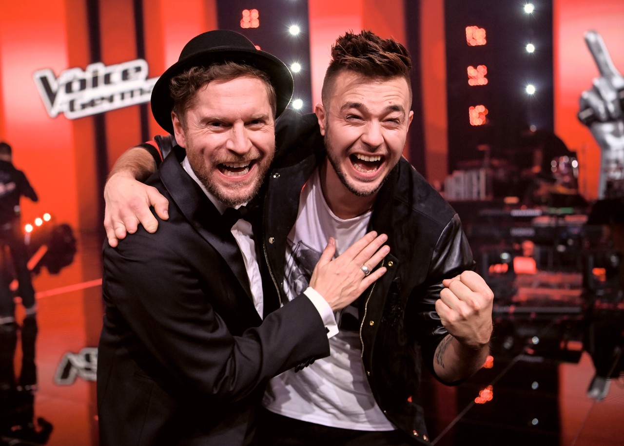 „The Voice of Germany“-Kandidat Sebastian Krenz (r.) schaffte es mit Johannes Oerding als Mentor bis zum Sieg.