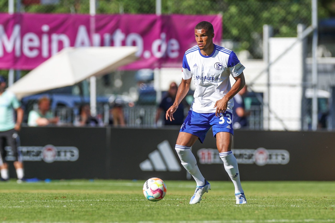 Malick Thiaw im Gespräch mit TrainerFrank Kramer. 