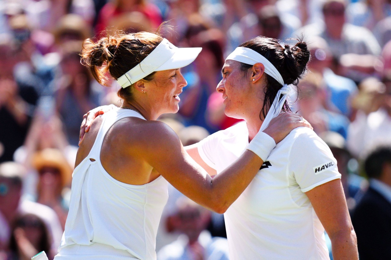 Tatjana Maria (l.) muss ihren Traum vom ersten Grand-Slam-Erfolg begraben. Im Halbfinale verlor sie gegen ihre gute Freundin Ons Jabeur. Anschließend umarmten sie sich nach dem Spiel lange.