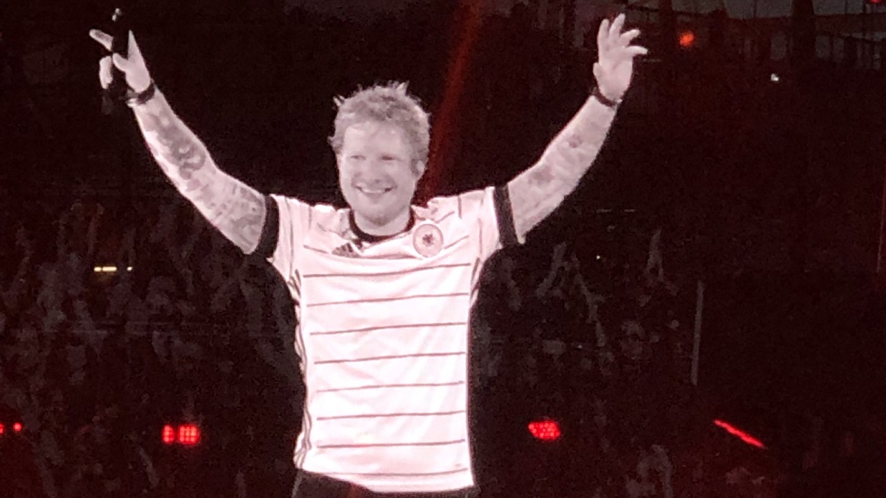 Am Ende seines Konzerts in Gelsenkirchen trat Ed Sheeran sogar im Deutschland-Trikot auf.