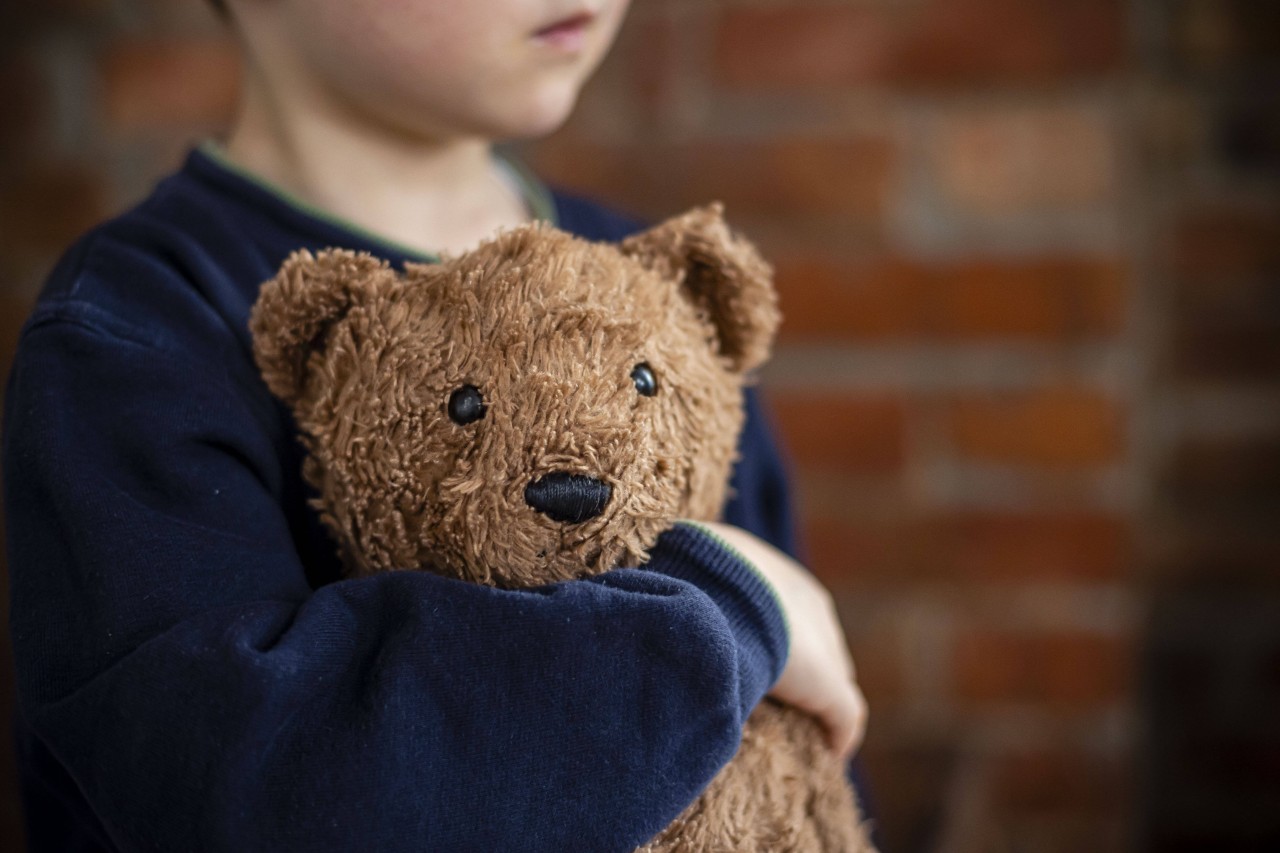 Ein 3-Jähriger konnte seinem Papa am Bahnhof in Hagen nur noch traurig hinterherschauen, als dieser versehtlich mit dem Zug davonfuhr. (Symbolbild)