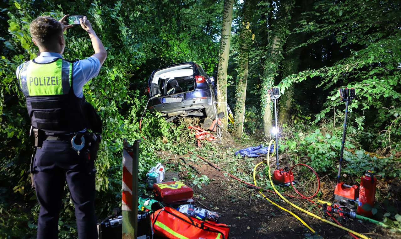 Bei einem heftigen Unfall, der für einen Anwohner wie ein Flugzeugabsturz klang, wurden zwei Senioren in ihrem Fahrzeug eingeklemmt. 