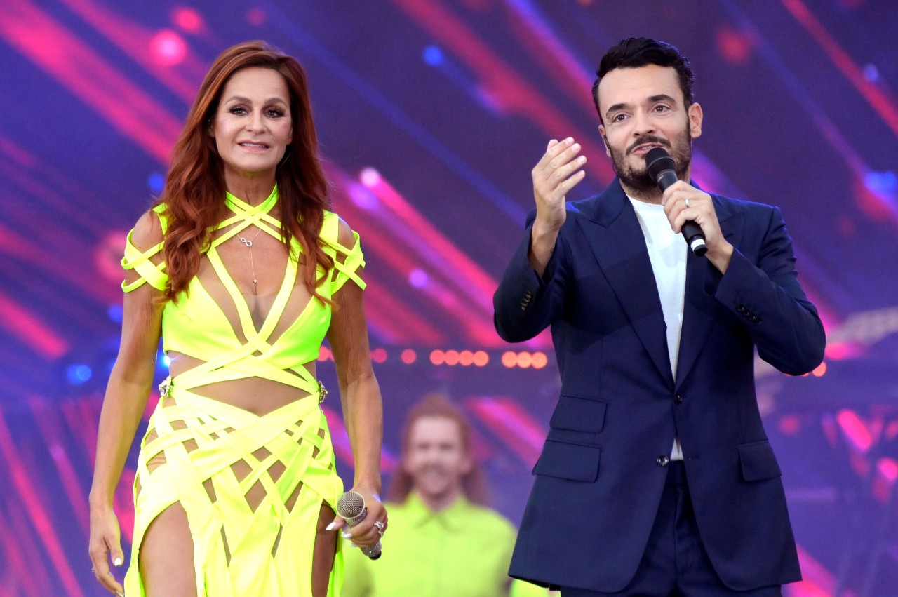 Andrea Berg, hier mit Moderator Giovanni Zarrella, verzauberte ihre Fans mit ihren knappen Outfits. Der hautfarbene Body war aus der Entfernung allerdings nicht zu erkennen.