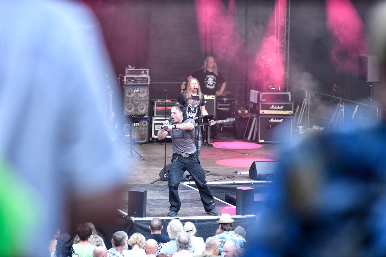 Bochum: Den „Rock Classic Allstars“ wurde auf der Wattenscheider Freilichtbühne mitten im Lied der Strom abgestellt.