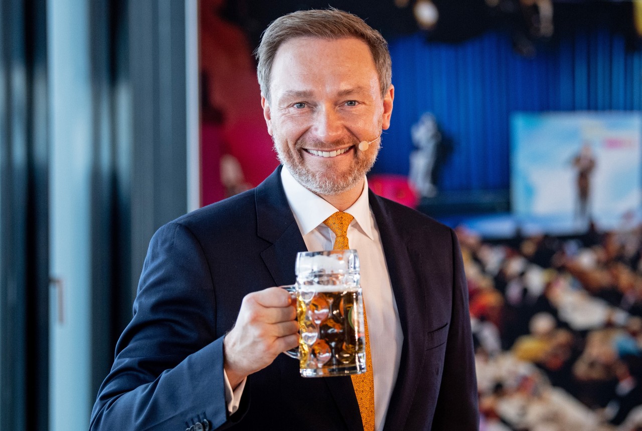 Christian Lindner blamiert sich beim Bierzapfen.