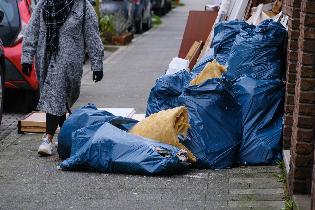 In Dortmund lag auch noch am Sonntag Spermüll an den Straßen. (Symbolbild)