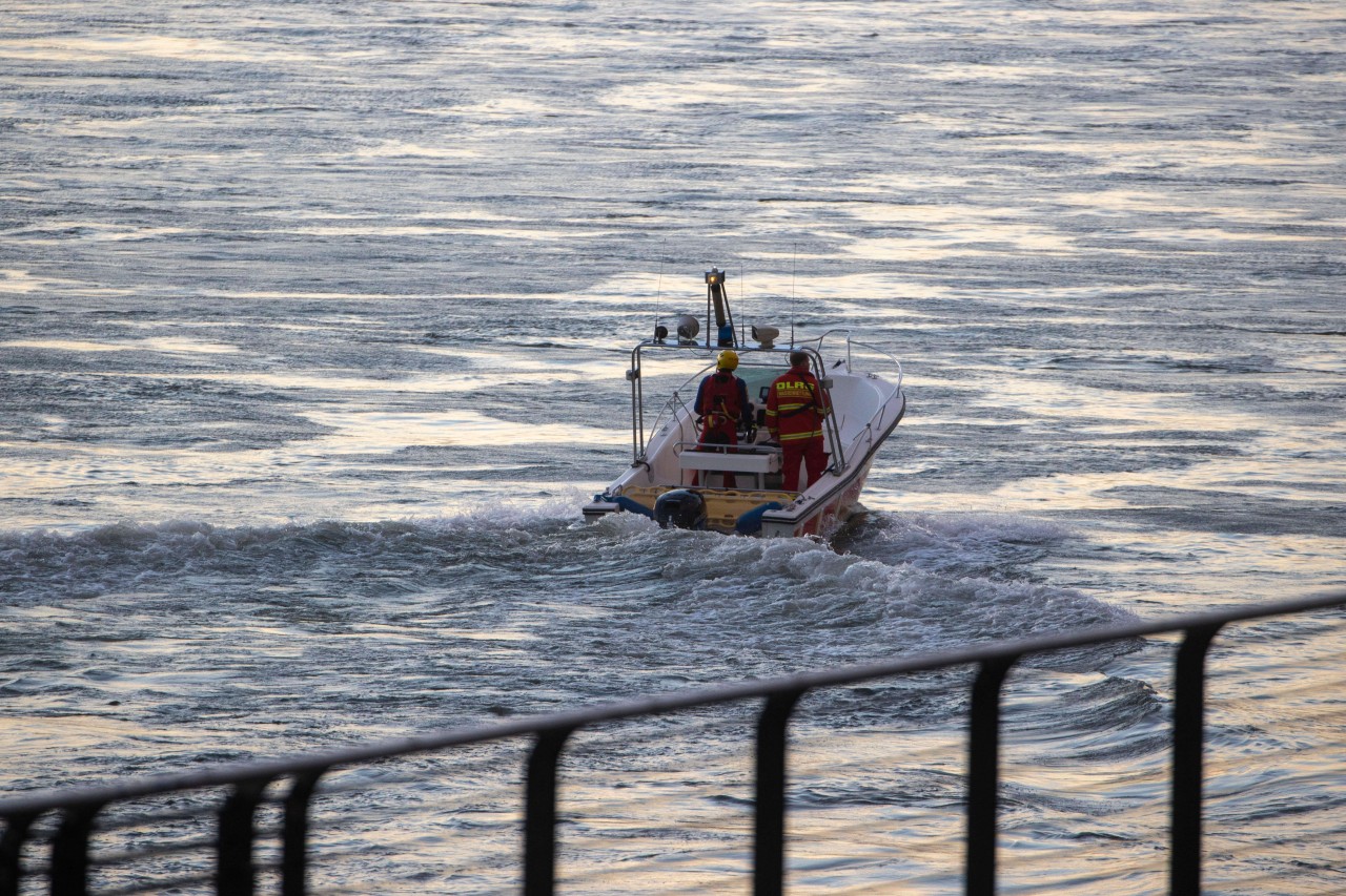 In Duisburg springt ein Mann in den Rhein. Er überlebt nicht. (Symbolbild)