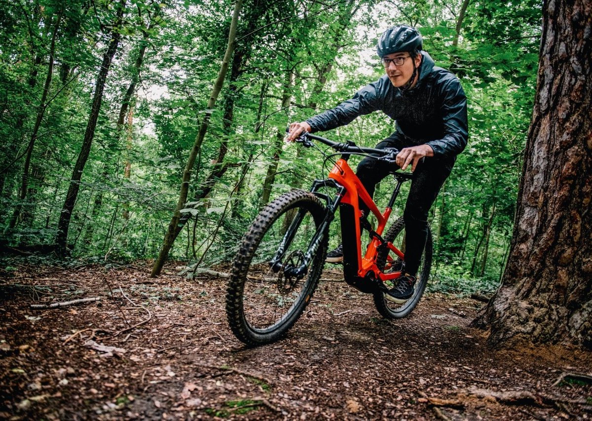 Ein Mann fährt mit dem Mountainbike bergab