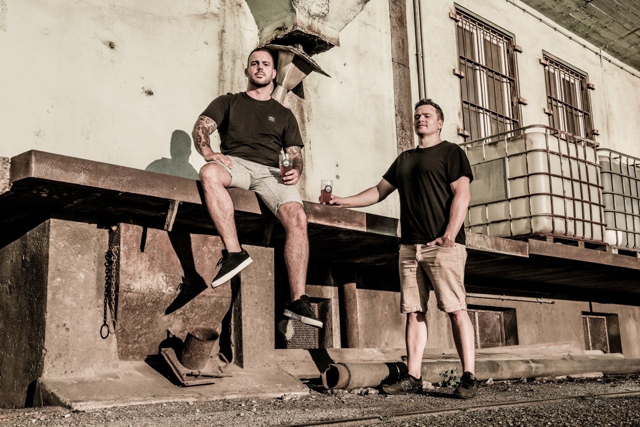 Denis Fischer (l.) und Philip Jacobs haben eine weitere Bier-Sorte auf den Markt gebracht.