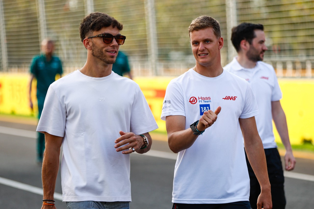 Formel 1: Pierre Gasly (l.) hier neben Mick Schumacher könnte AlphaTauri verlassen.