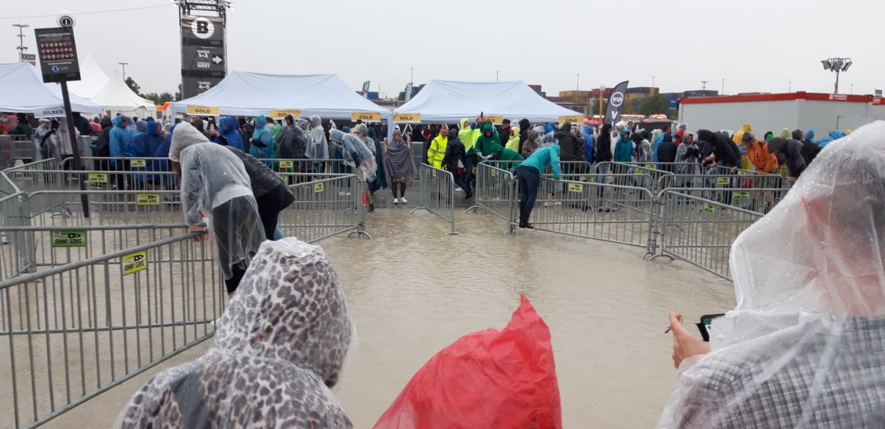 Ein Unwetter sorgt für Chaos beim Einlass zum Helene-Fischer-Konzert in München.