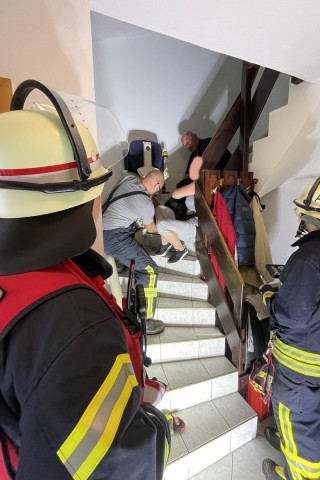 Die Feuerwehr befreite den Hund aus seiner unglücklichen Lage.