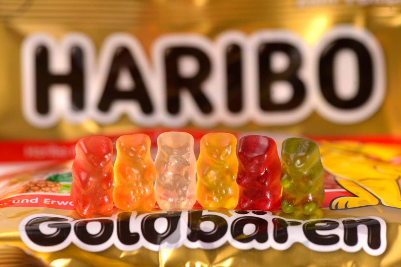 Kunden von Kaufland, Rewe und Co. müssen sich mit weniger Haribo Goldbären zufrieden geben. (Symbolbild)