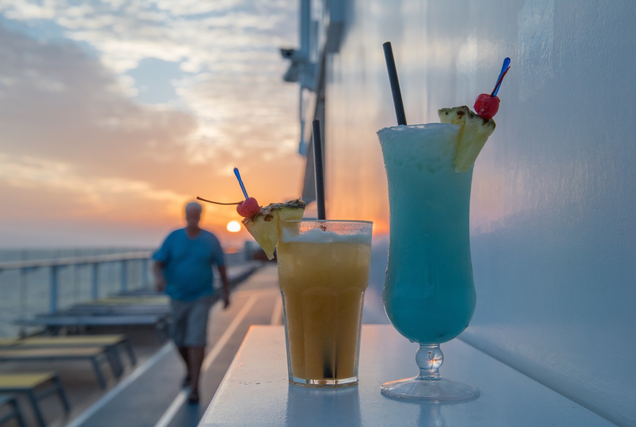 Wer auf einer Kreuzfahrt mit der Aida Cocktails schlürfen will, muss tief in die Tasche greifen. (Symbolbild)