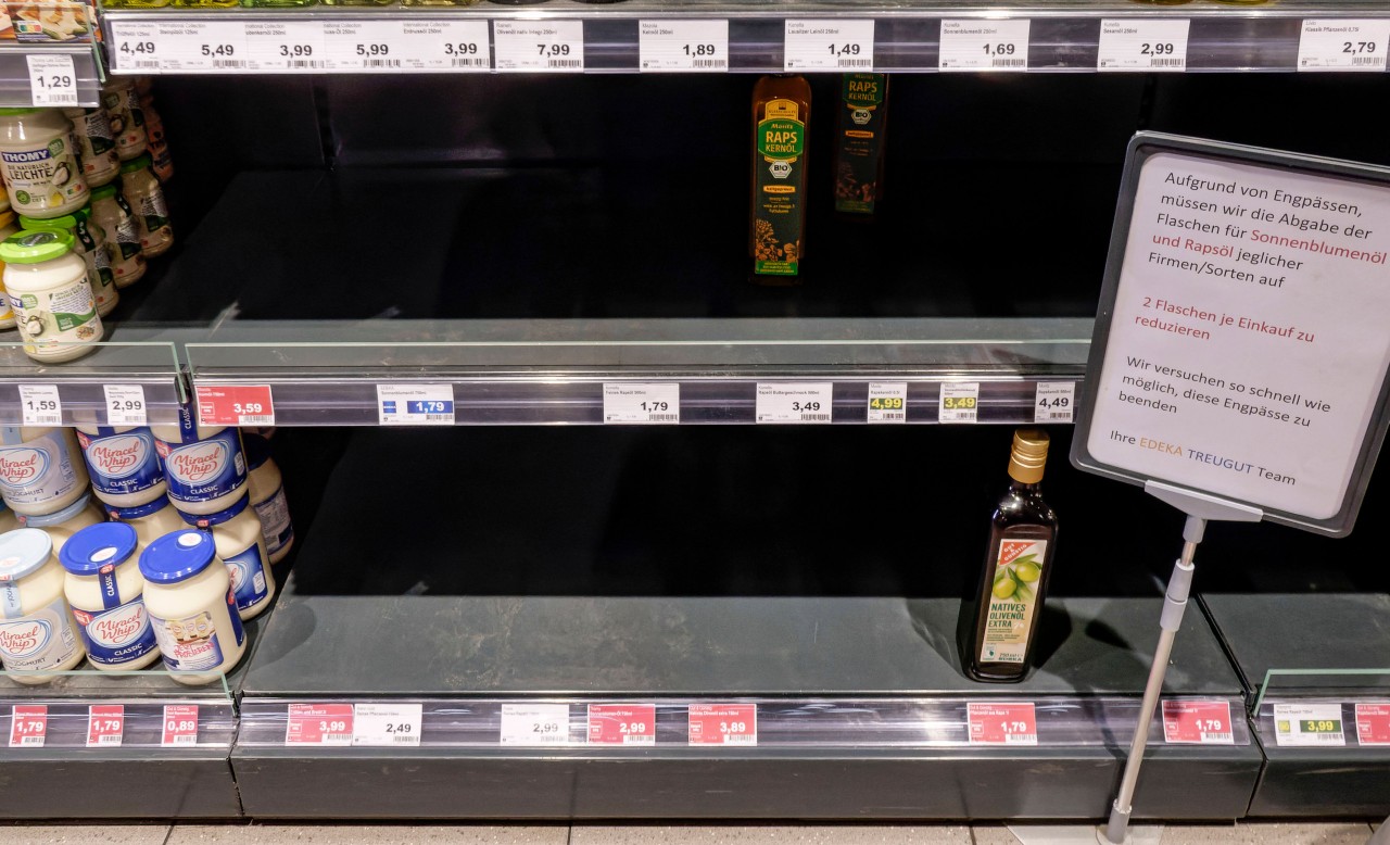 Ein Kunde steht bei einem beliebten Produkt vor einem leeren Regal in Rewe. (Symbolbild)