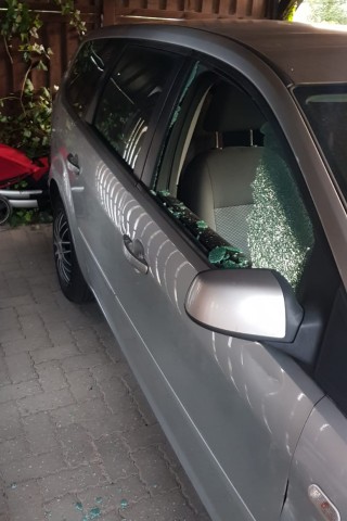 NRW: Das Auto stand in einem ungesicherten Carport der Familie. Die Polizei empfiehlt Garagen oder hell beleuchtete Straßen zum Parken über Nacht.