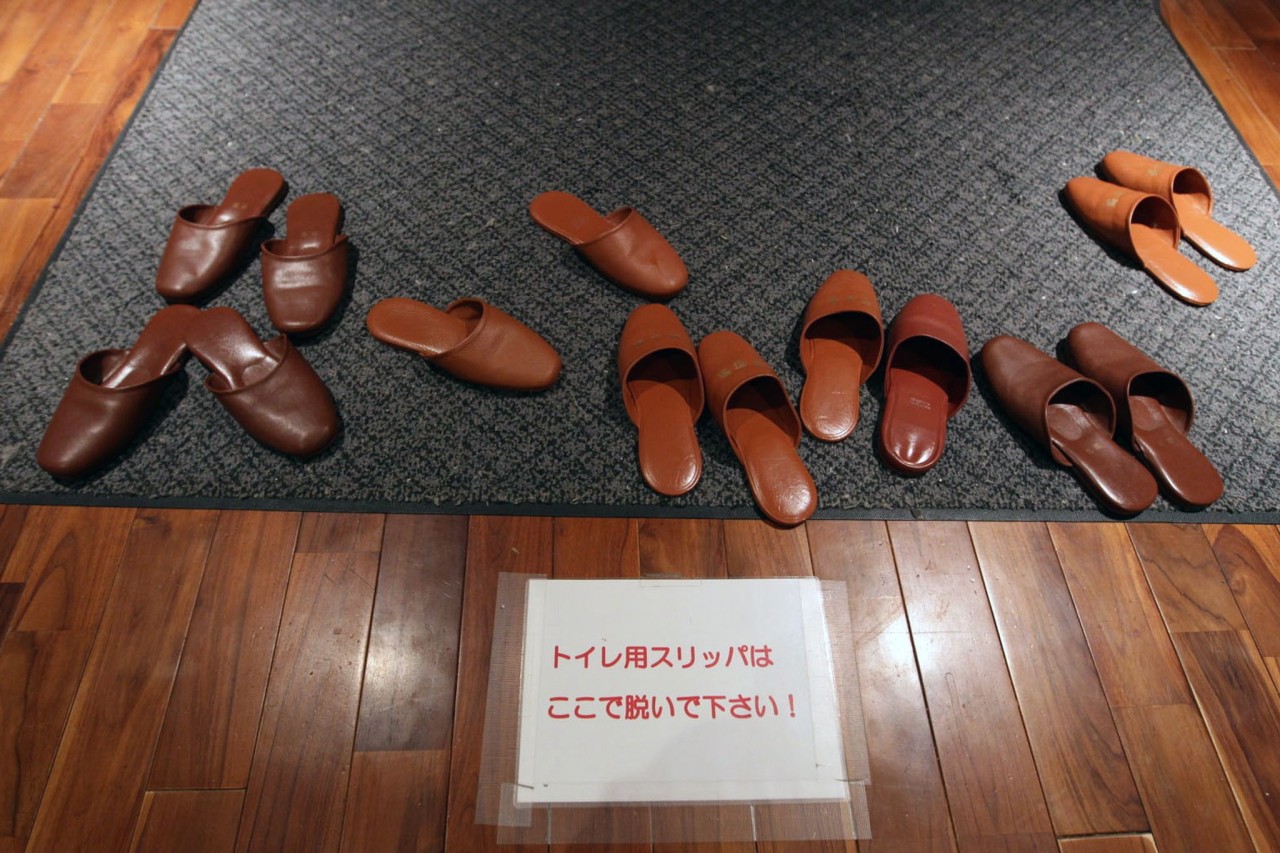 Vor der Rückkehr an den Tisch unbedingt wieder ausziehen: In Japan sind Toilettenschuhe etwa in Restaurants üblich.