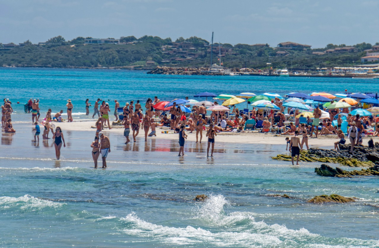 Der Urlaub in Italien könnte jetzt noch teurer werden, solltest du dir einen Strandplatz mithilfe eines Handtuchs oder Ähnlichem reservieren wollen. (Symbolbild)