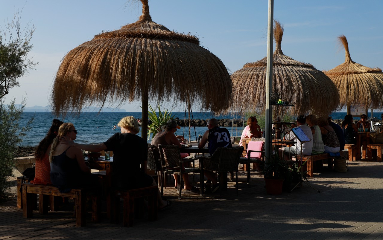 Bei deinem Urlaub auf Mallorca musst du derzeit auf eine Erfrischung im Getränk verzichten. (Symbolbild)