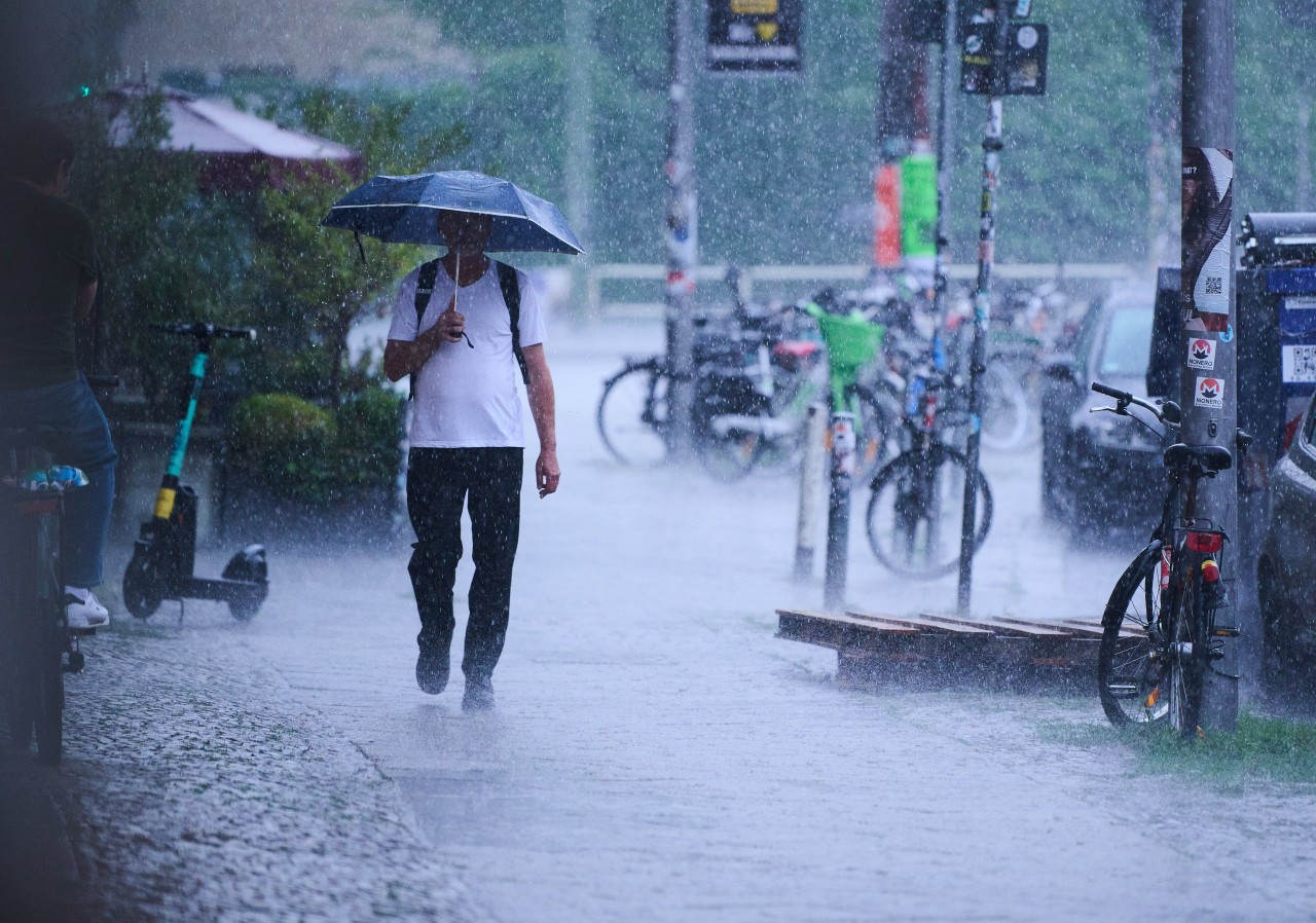 Heftiges Unwetter zog am Freitag über NRW: Folgt jetzt die nächste kalte Dusche? (Symbolbild)