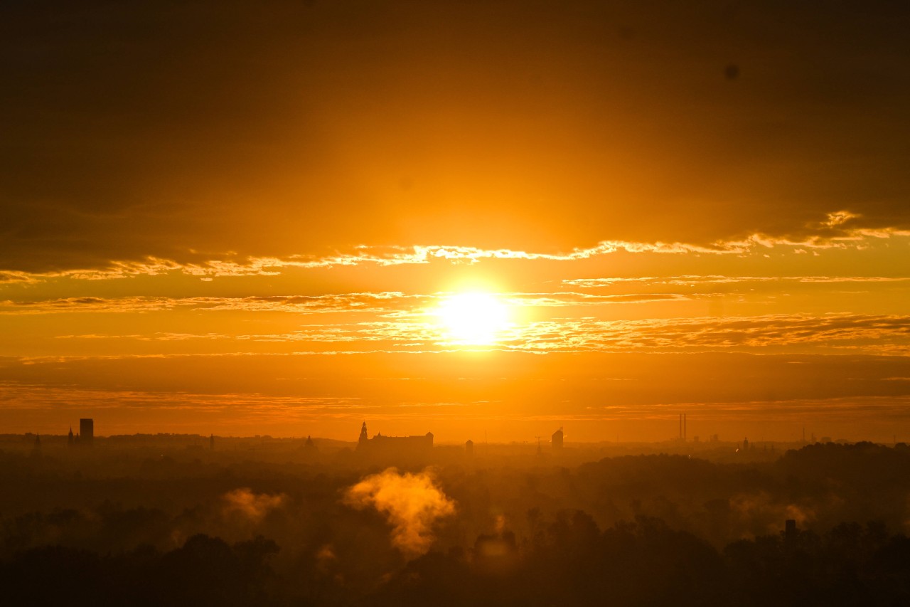 Das Wetter in NRW hält weiterhin heiße Temperaturen und Sonne satt bereit. (Symbolbild)