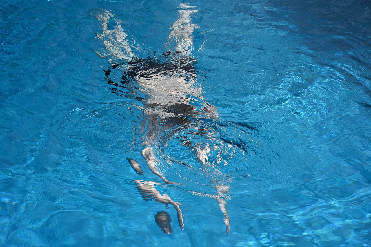 Zwei kleine Jungen spielten in einem Freibad in Bochum, als sich ihnen ein Mann in unangebrachter Weise näherte. (Symbolbild)