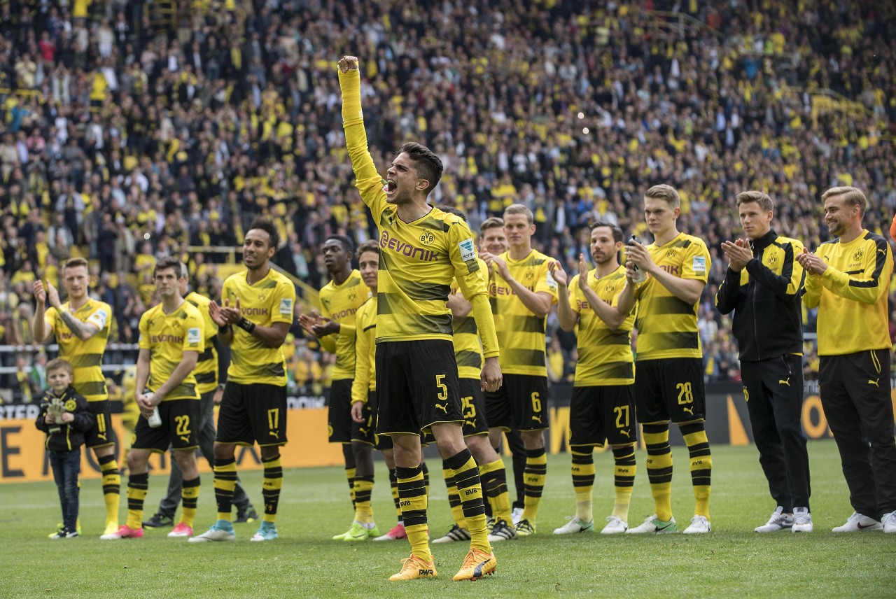 Legendäres Bild: BVB-Star Marc Bartra mit eingegipstem Arm vor der Südtribüne.