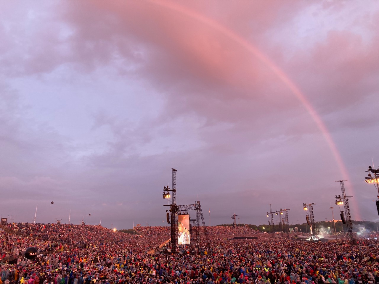 Kurz vor dem Auftritt von Helene Fischer hörte der Regen auf und ein Regenbogen erschien.