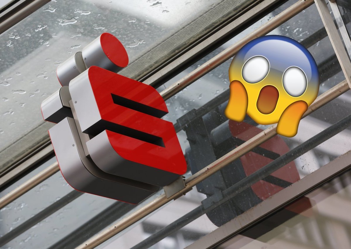 Collage: Über dem Logo der Sparkasse schwebt ein Emoji, das ein überraschtes Gesicht macht.