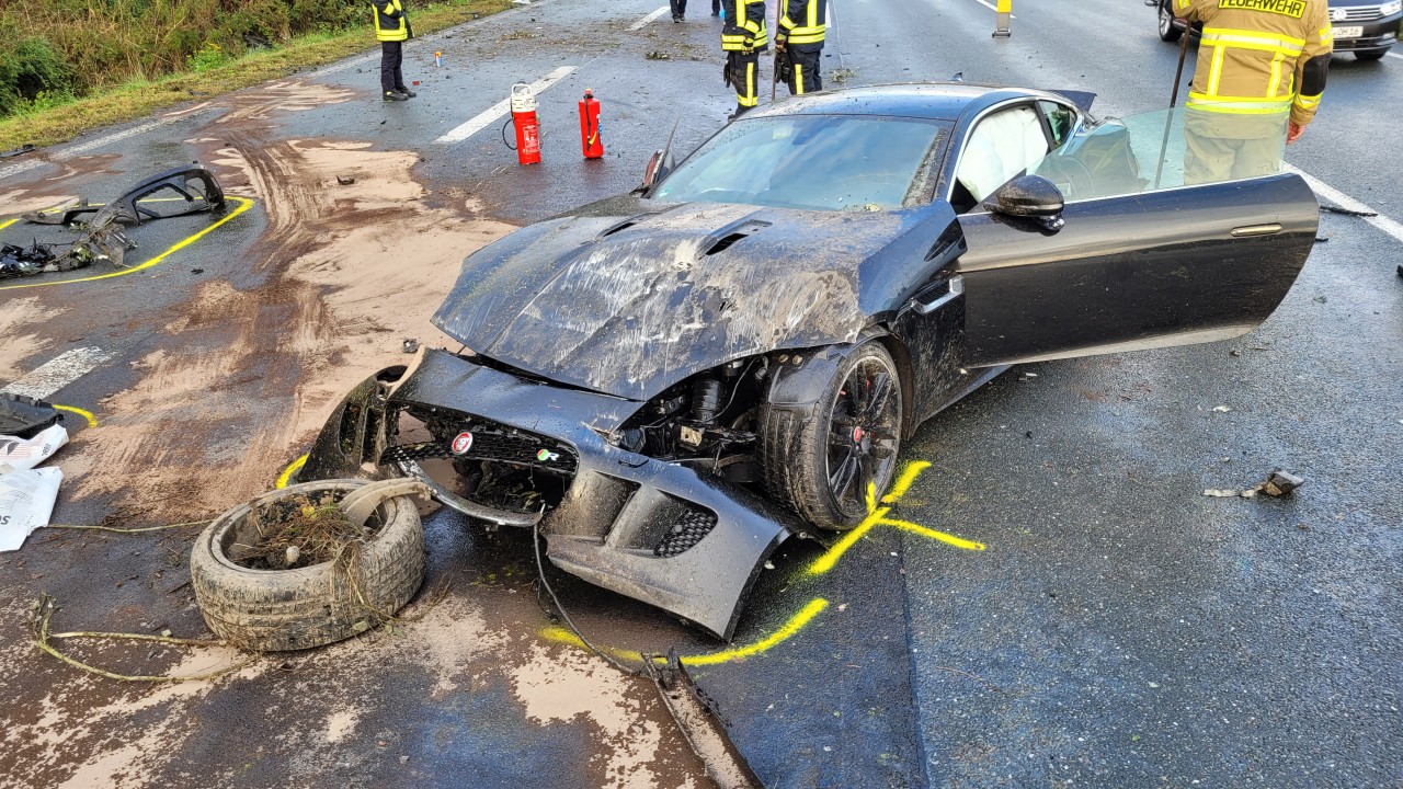 Auf der A1 in NRW ist ein Jaguar am Samstag (10. September) ordentlich ins Schleudern geraten. 