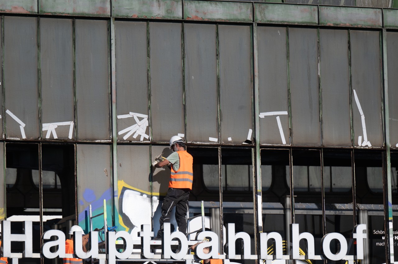 In Duisburg beinahe Kult: Die Gaffer-Tape-Scheiben des Hauptbahnhofs.