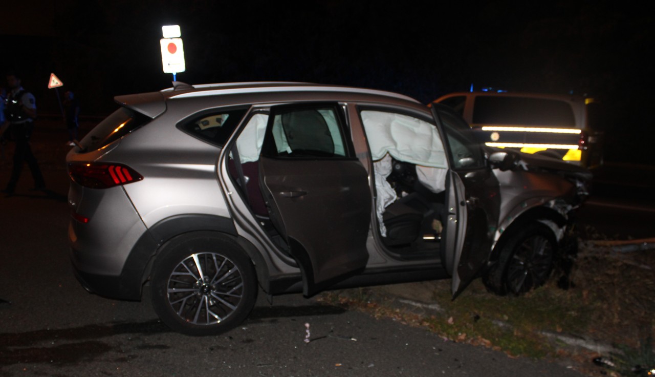 Die Insassen eines Hyundai Tucson werden bei einem Unfall schwer verletzt - darunter auch ein 9 Monate altes Baby. 