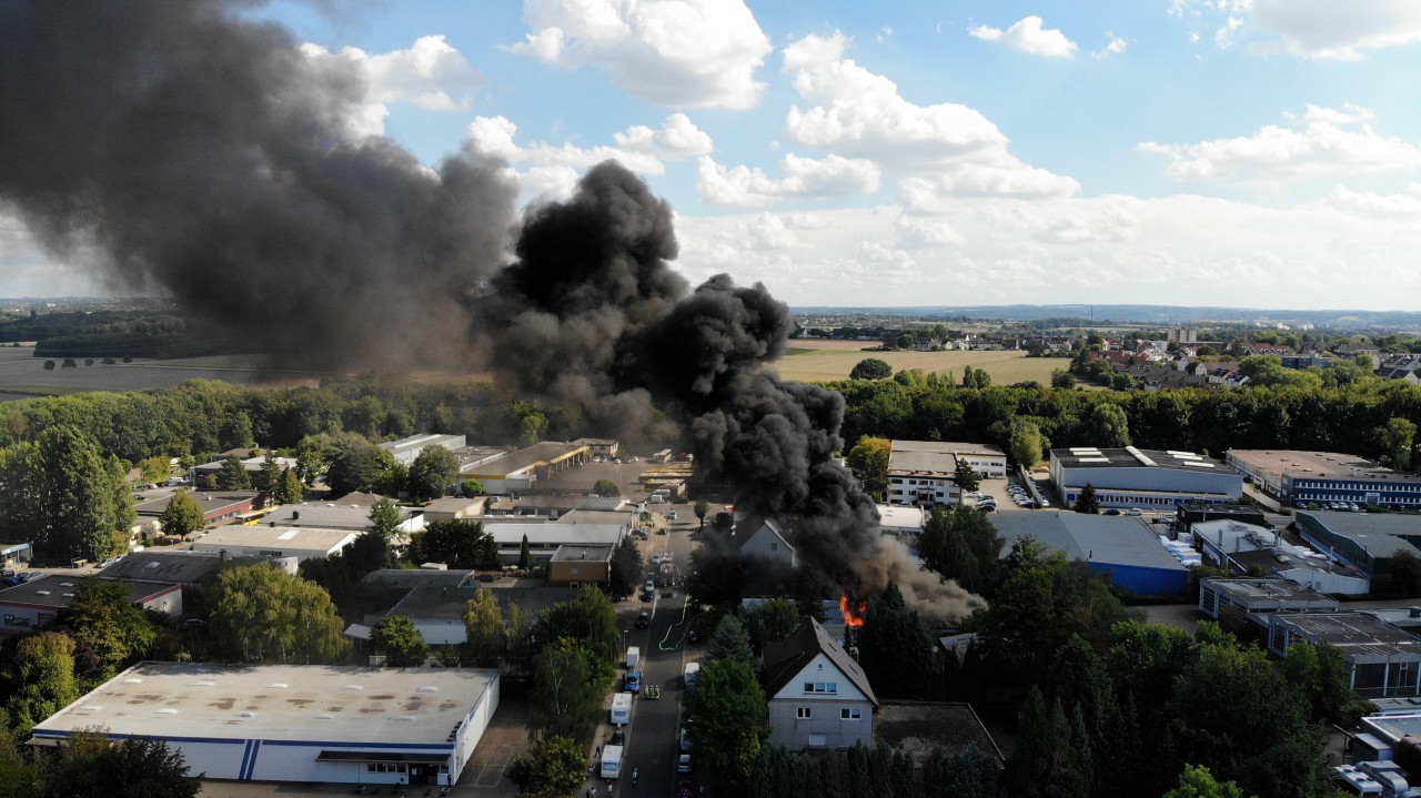 In Essen brannte eine Lagerhalle nahezu vollständig aus.