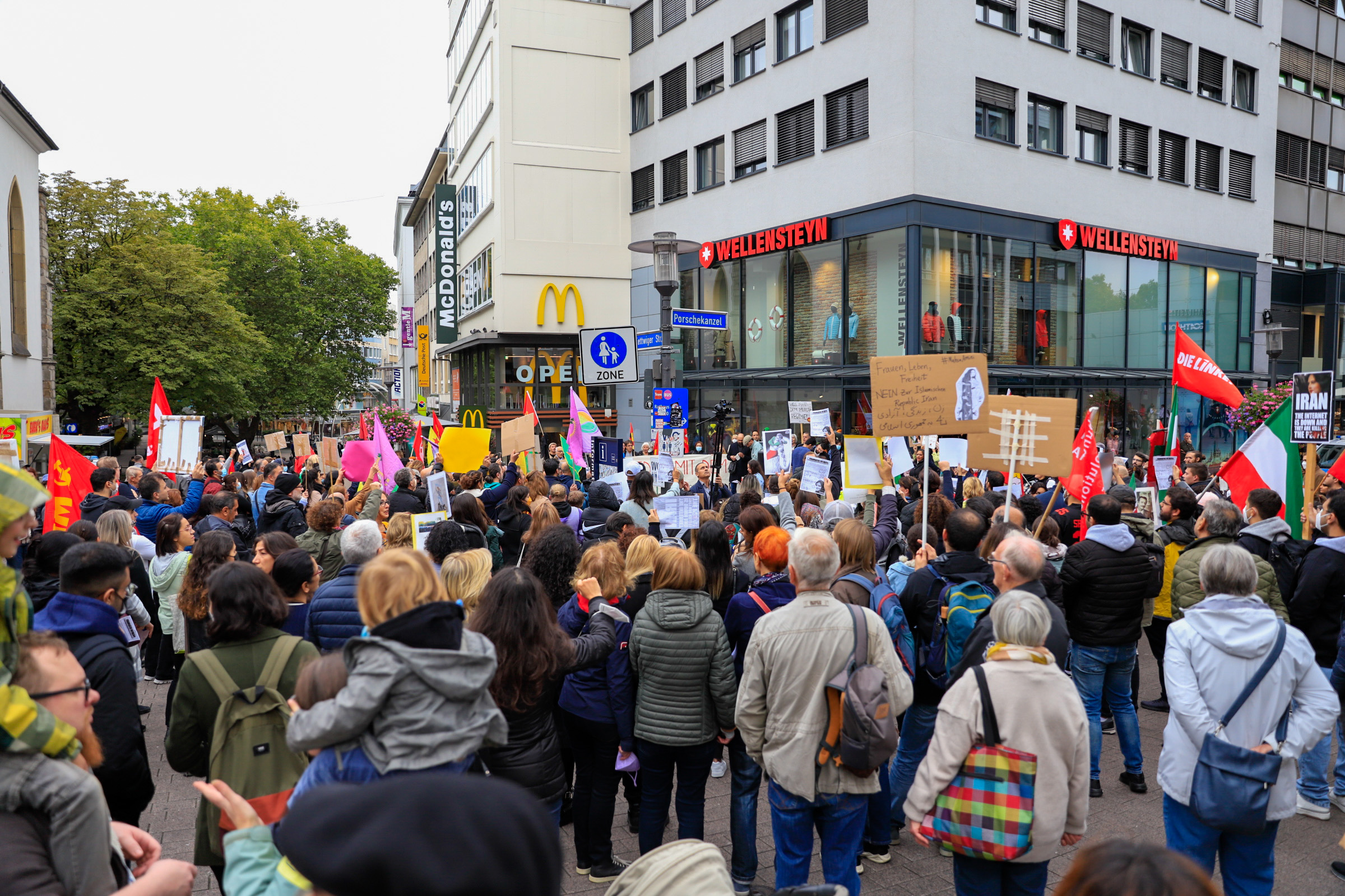 Essen: Hunderte Menschen Protestieren – Grund Ist Traurig - DerWesten.de