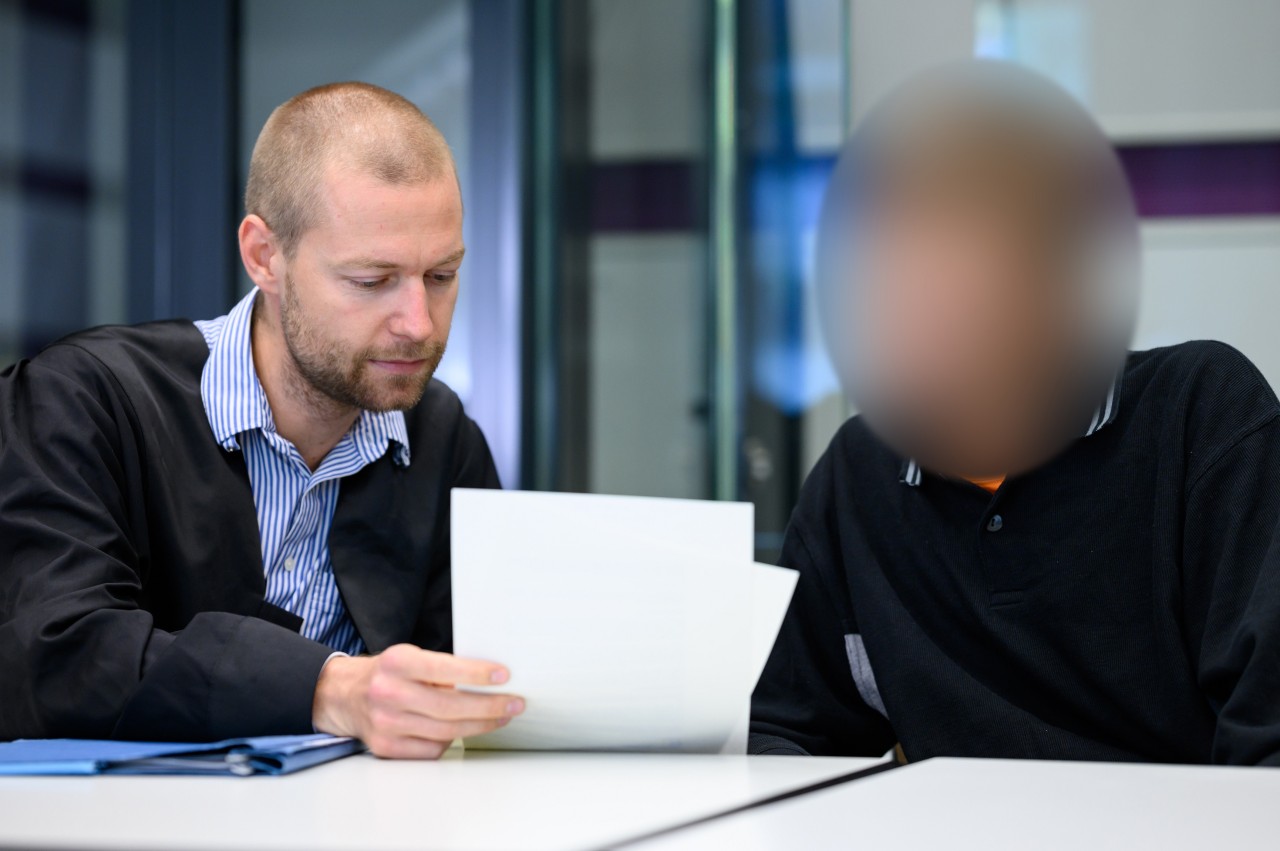 Nils R. (20, r.) aus Essen wird wegen Klima-Kleberaktion verurteilt. 