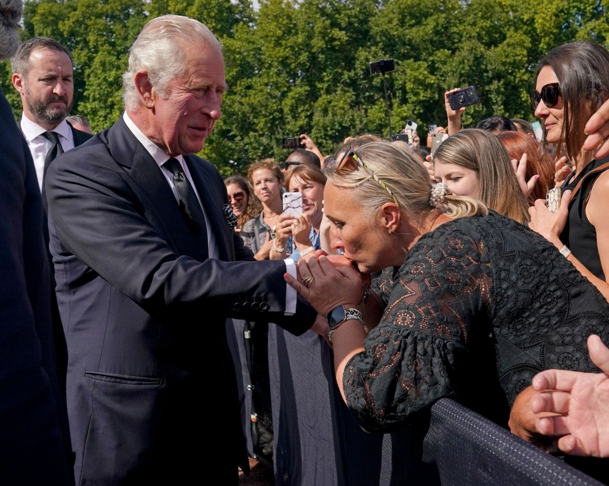 König Charles III. zeigt sich am Tag nach dem Tod von Queen Elizabeth II. dem Volk sehr nah.