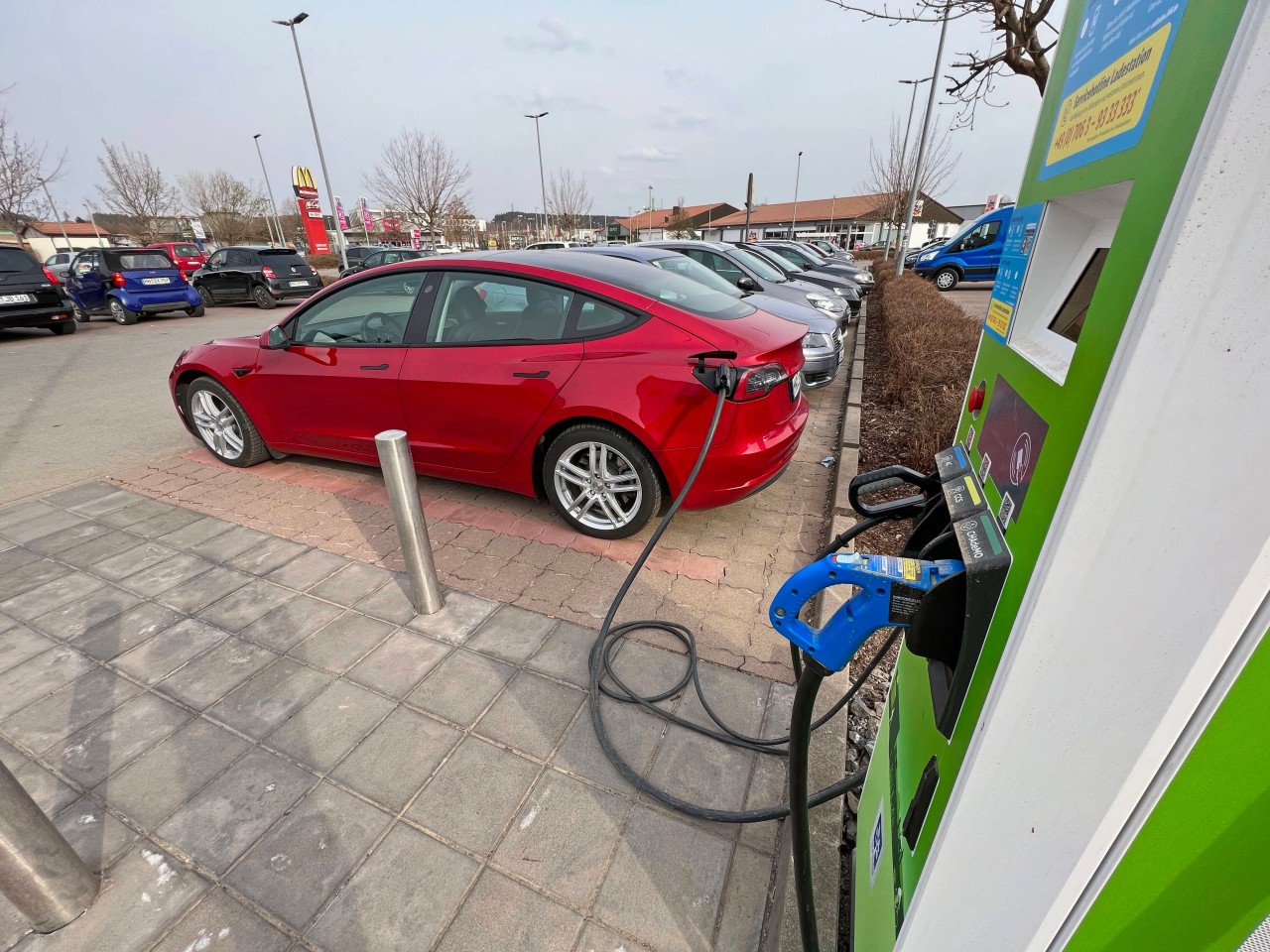 Bei Lidl und Kaufland müssen Kunden zum Laden ihrer E-Autos bald in die Tasche greifen. (Symbolbild)