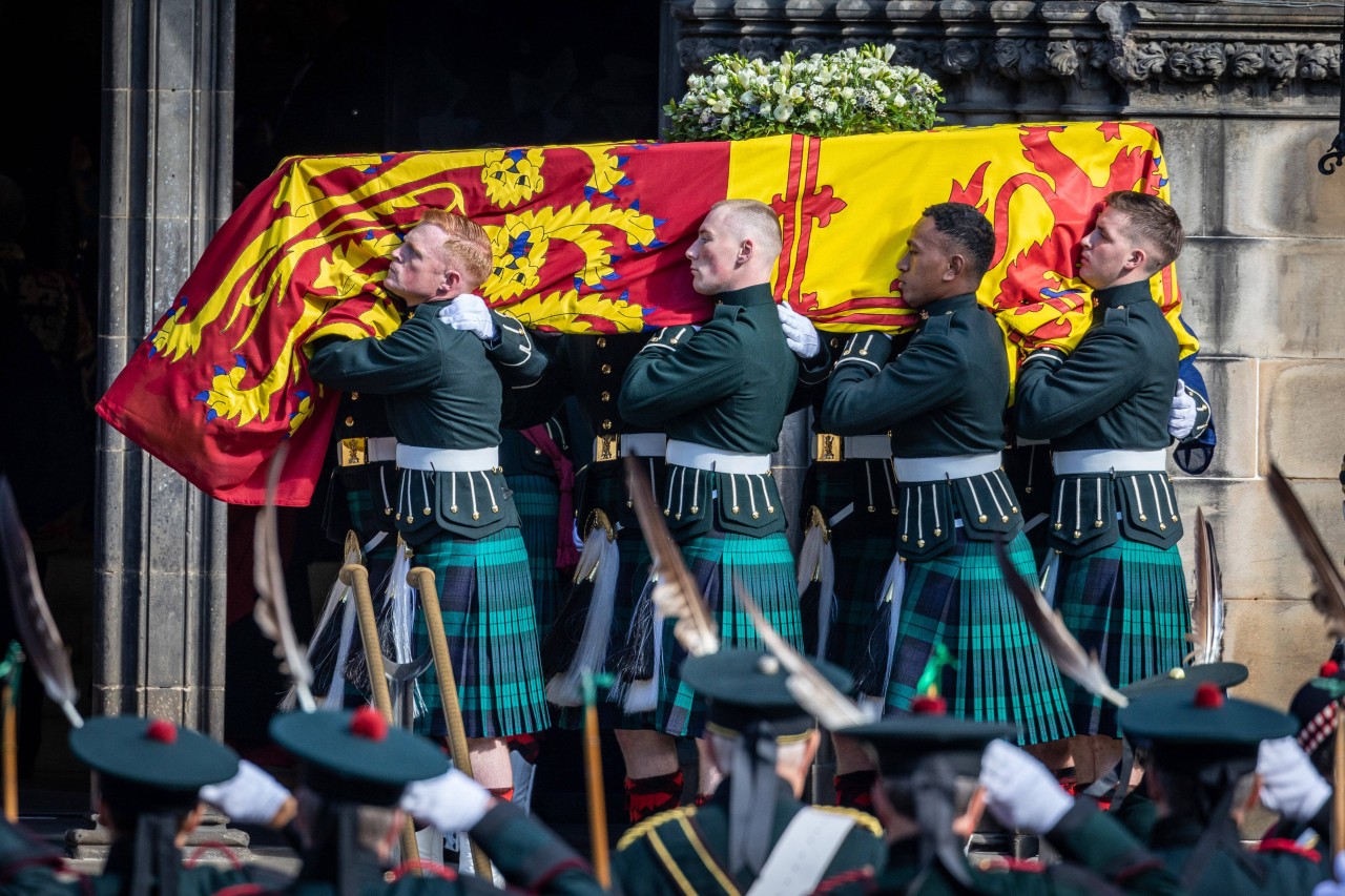 Während der echte Sarg mit Queen Elizabeth II. darin noch in Edinburgh steht, probt ihre Leibgarde mit einer Attrappe für die Beerdigung.