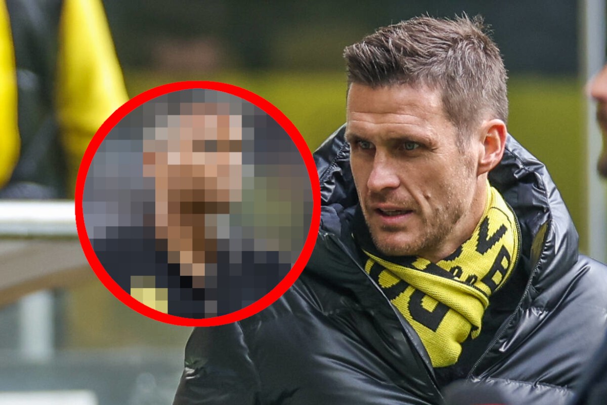 Borussia Dortmunds Sportdirektor Sebastian Kehl schaut sauer auf Manuel Akanji.