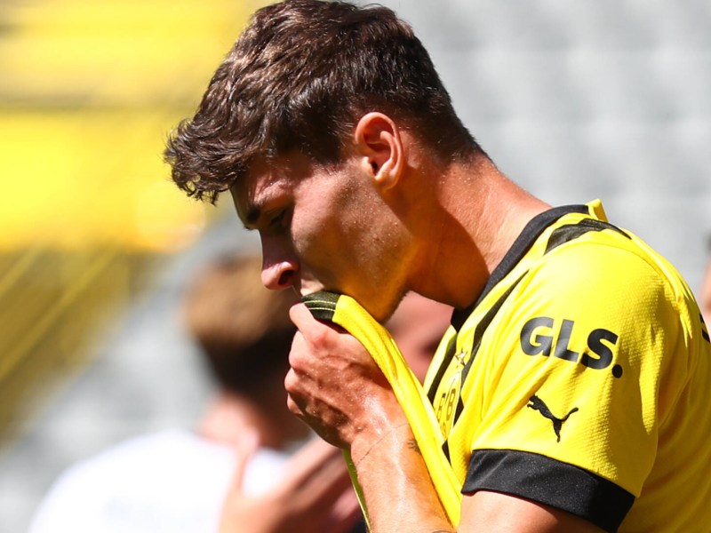 Moritz Broschinski von Borussia Dortmund II wischt sich den Mund am Trikot ab.
