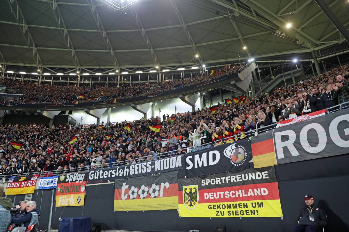 Die deutsche Fankurve bei Deutschland – Ungarn in Leipzig.