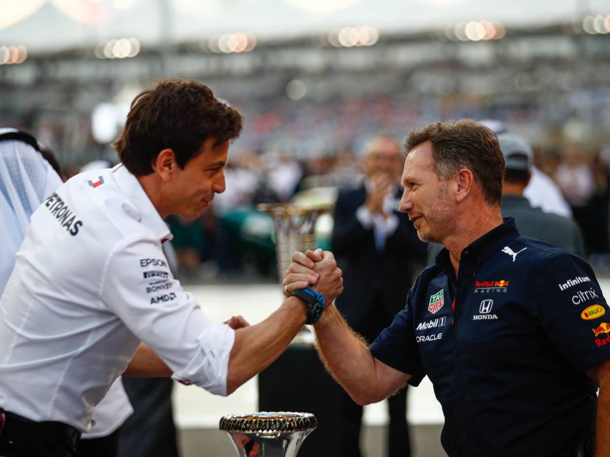 Mercedes-Boss Toto Wolff (l.) und Christian Horner geben sich vor einem Rennen der Formel 1 die Hand.