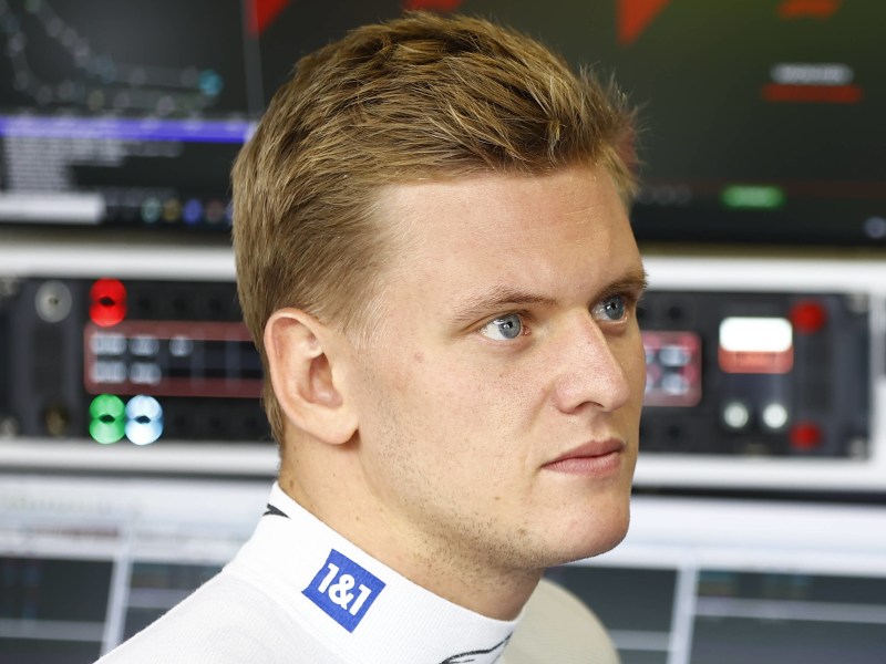Mick Schumacher schaut in der Formel 1 auf einen Mechaniker.