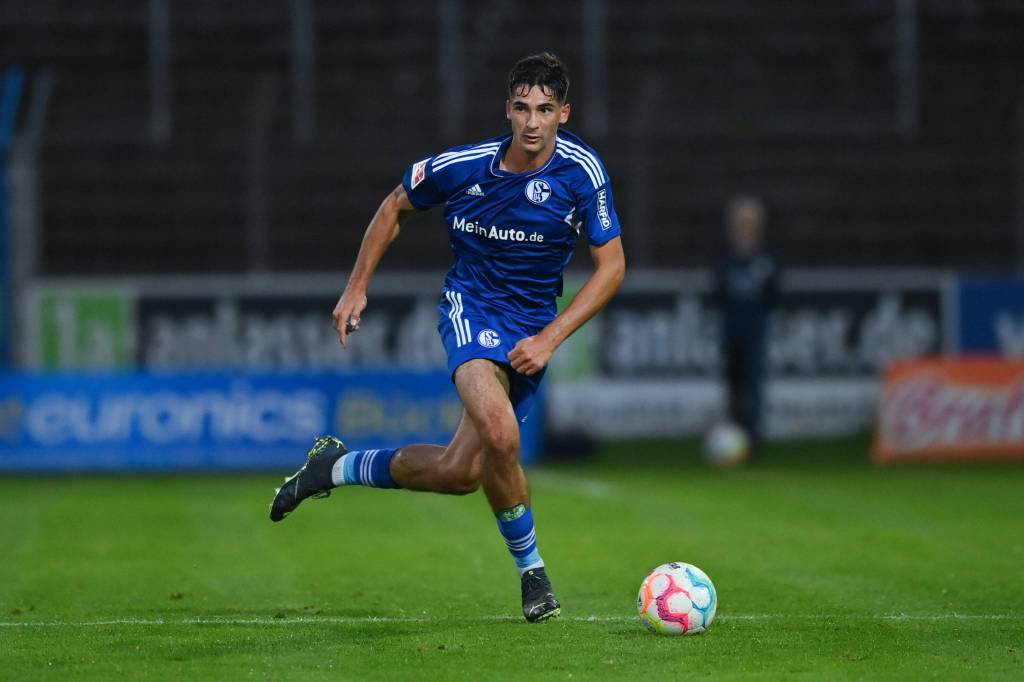 Leo Greiml für den FC Schalke 04 am Ball.