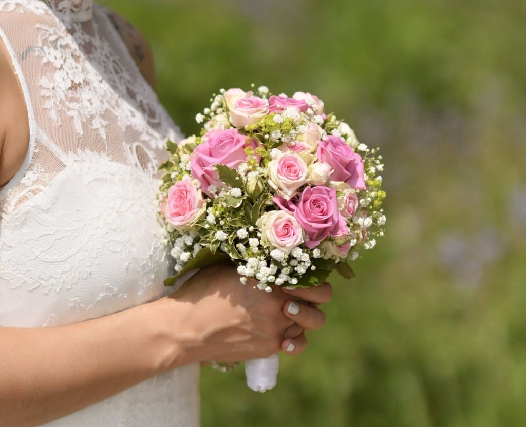 Hochzeit: Braut mit Brautstrauß.